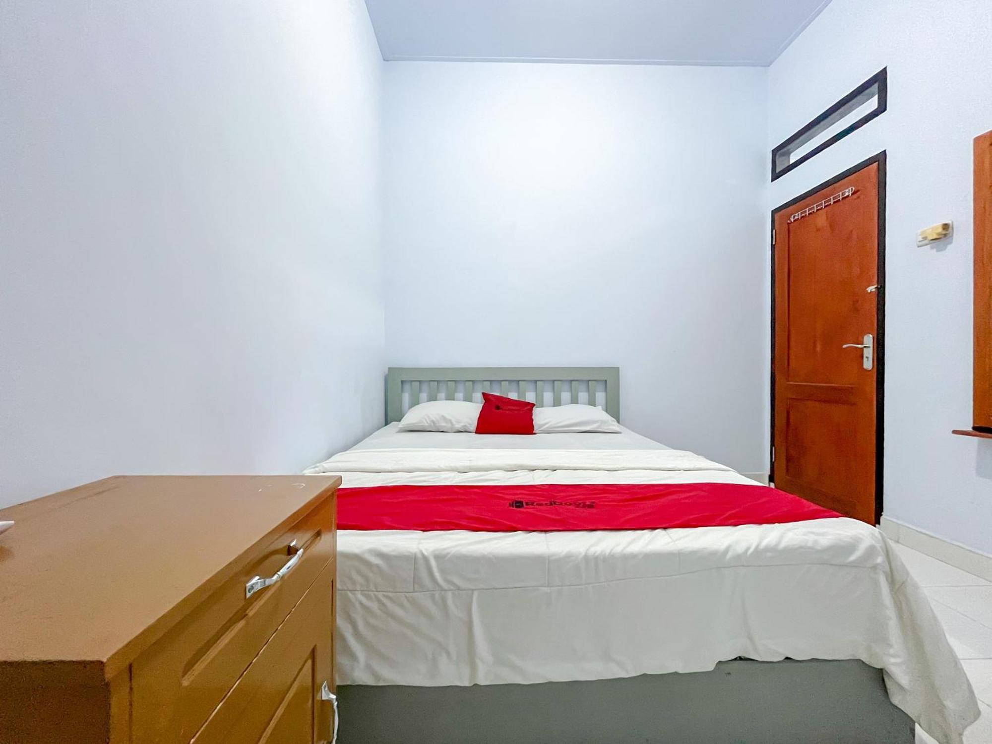 Reddoorz Syariah At Home Ampana Guest House Ampana Kota Exterior photo