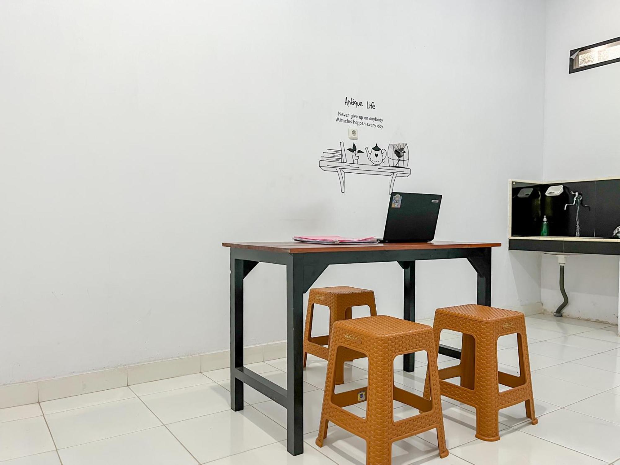 Reddoorz Syariah At Home Ampana Guest House Ampana Kota Exterior photo
